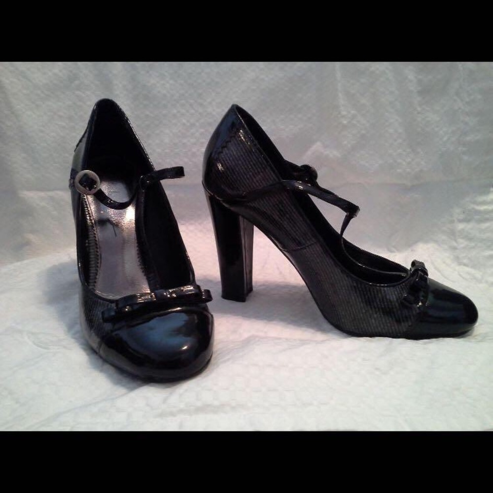 Nicole Miller Size 6  patent leather pump